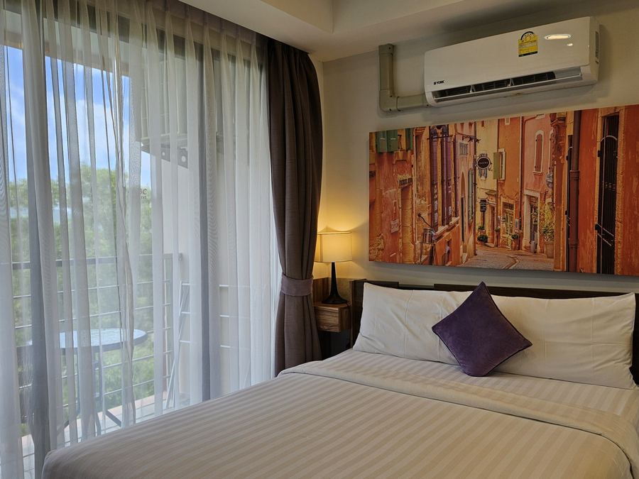Mai Khao Beach Condotel: bedroom with balcony