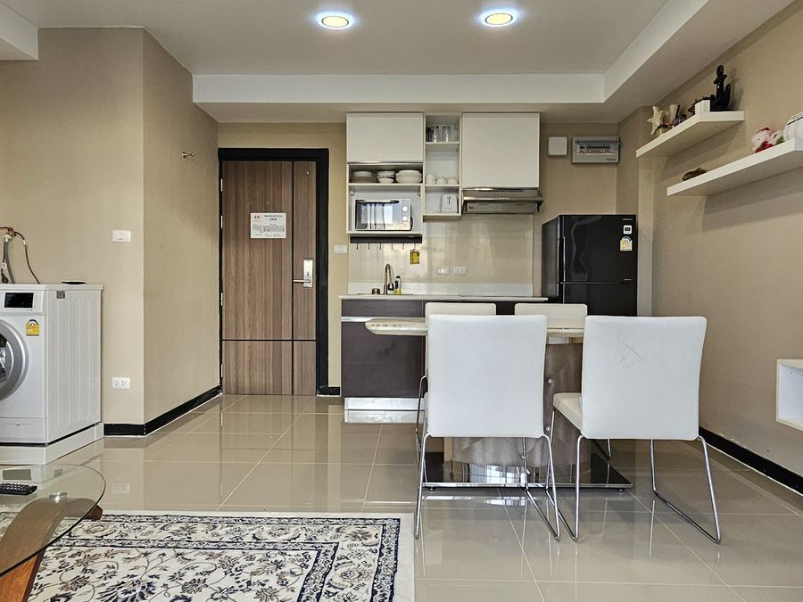 Mai Khao Beach Condotel: kitchen and dining area